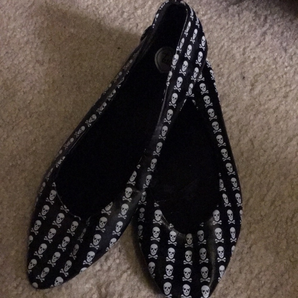 Vintage TUK Size 9 Black skull flats gently worn